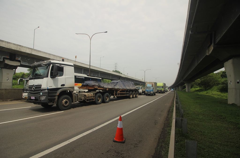 Sejumlah kendaraan bersumbu tiga ke atas melintas di Kilometer 47 Tol Jakarta-Cikampek, Selasa (26/4/2022). 