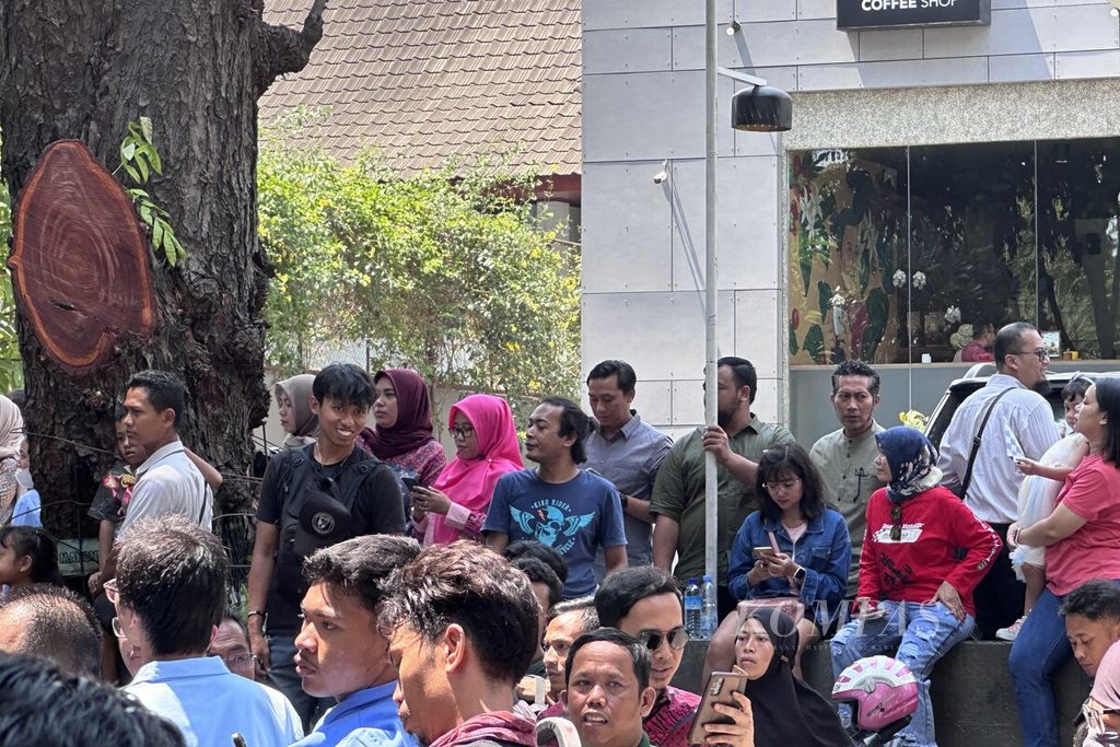 Warga mengajak keluarga dan teman menyaksikan parade pebalap di kawasan Jalan Pejanggik, Kota Mataram, Nusa Tenggara Barat, Rabu (11/10/2023) siang.