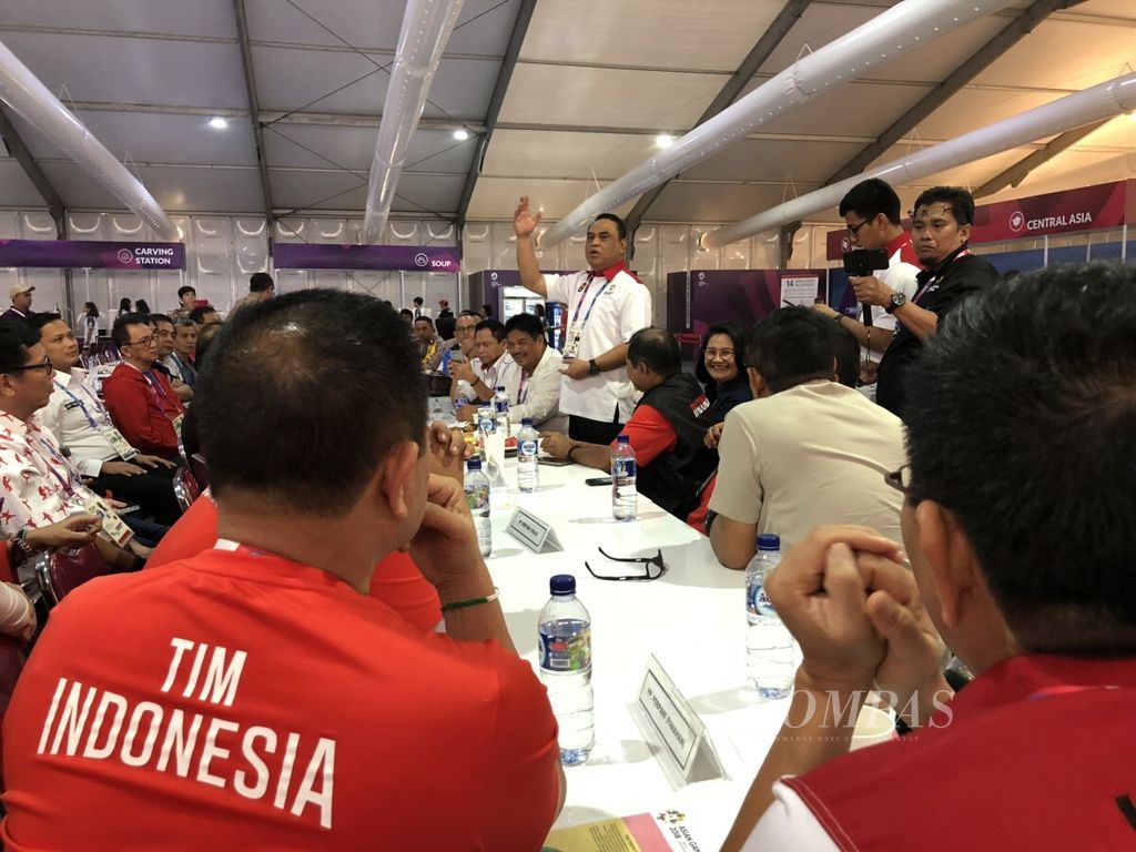 Chef de Mission Indonesia pada Asian Games 2018, Syafruddin, berdialog bersama para manajer, ofisial, dan pengurus cabang olahraga di Dining Hall, Wisma Atlet Kemayoran Jakarta, Jumat (31/8/2018).
