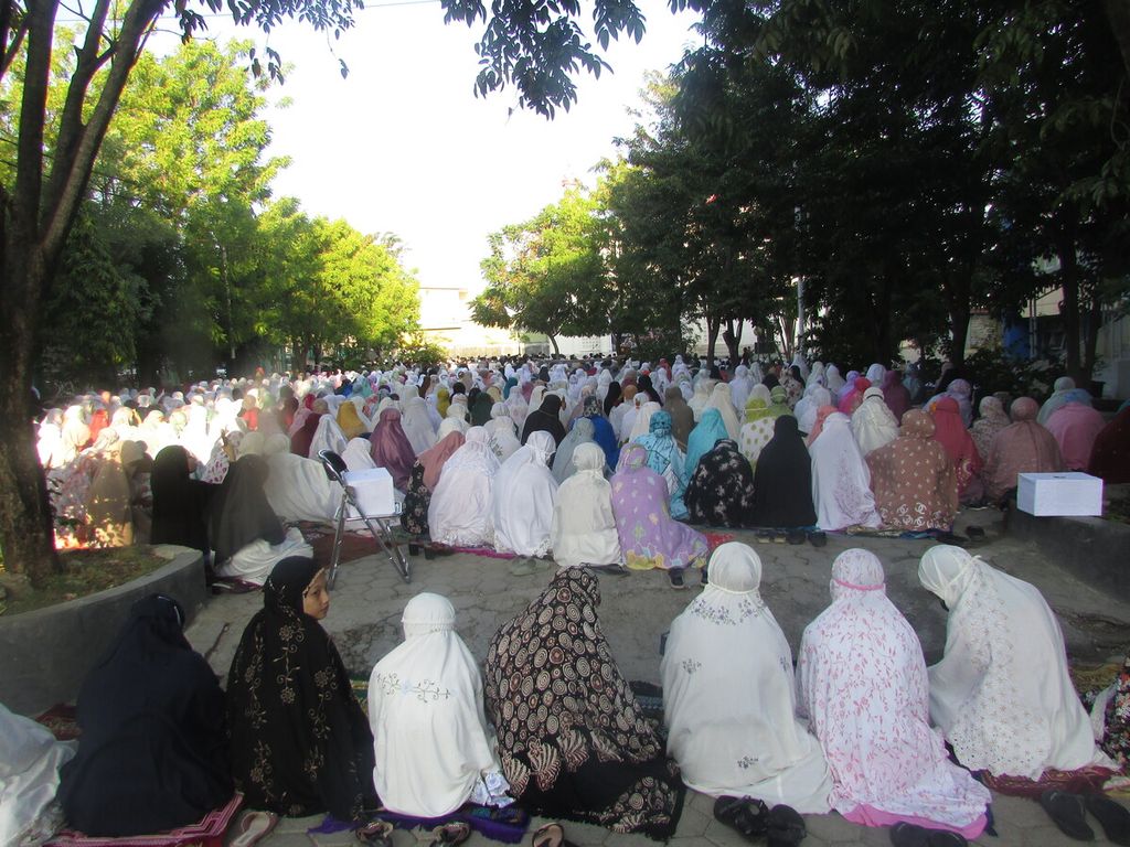 Ribuan warga Muslim, termasuk kaum perempuan, hadir dalam shalat Id 1443 H di Kampus Muhammadiyah Kupang, Senin (2/5/2022).