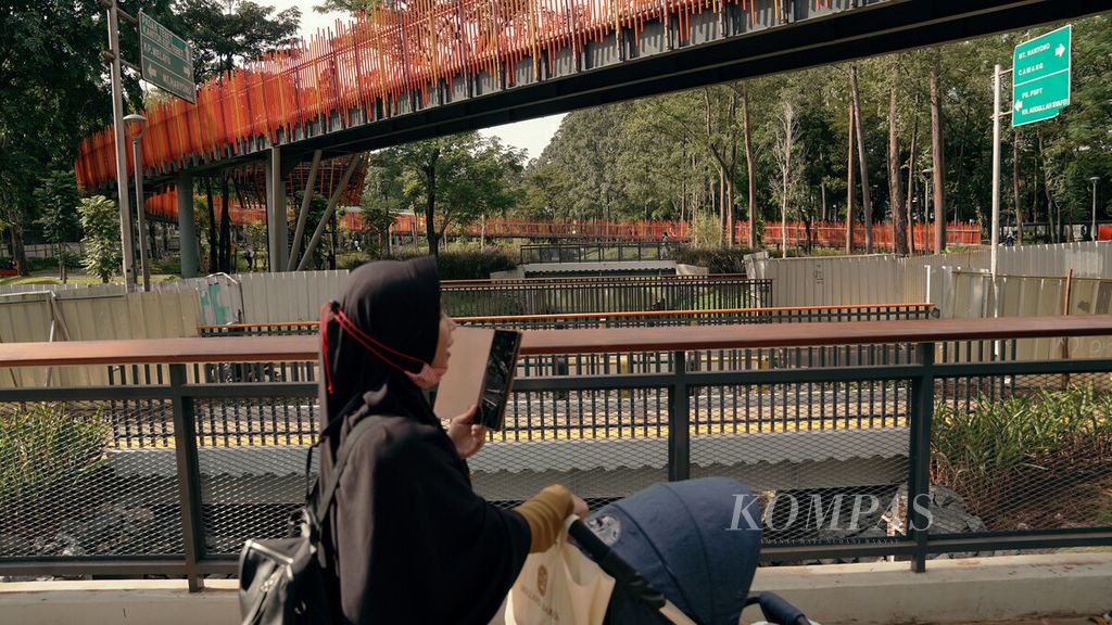 Warga menikmati suasana Tebet Eco Park, di Jakarta Selatan, Jumat (29/4/2022). Taman atau ruang terbuka hijau menjadi kebutuhan warga di tengah hiruk-pikuk kota. Pepohonan dan tanaman memberikan kesejukan, udara segar, dan meringankan penat yang bermanfaat untuk merawat kesehatan mental kaum urban. 