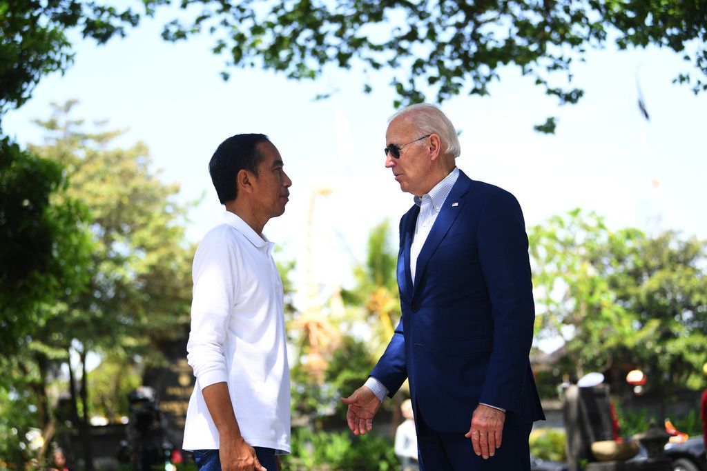 Presiden Joko Widodo (kiri) menyambut kedatangan Presiden Amerika Serikat Joe Biden di lokasi persemaian dan penanaman pohon mangrove Taman Hutan Raya (Tahura) Ngurah Rai pada hari kedua KTT G20 Indonesia di Denpasar, Bali, Rabu (16/11/2022). Media Center G20 Indonesia/Aditya Pradana Putra