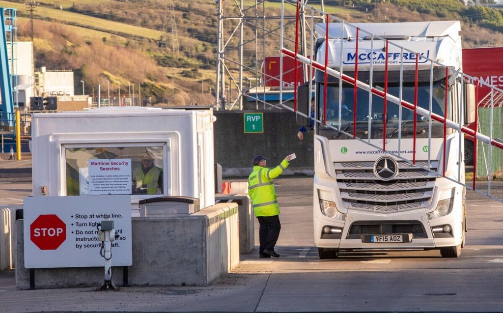 Truk pengangkut barang dari Skotlandia tiba di Pelabuhan Larne di Co Antrim, Irlandia Utara, 6 Desember 2020. Akibat Brexit, semua komoditas dari Kerajaan Inggris yang akan masuk ke Republik Irlandia harus diperiksa di Irlandia Utara.