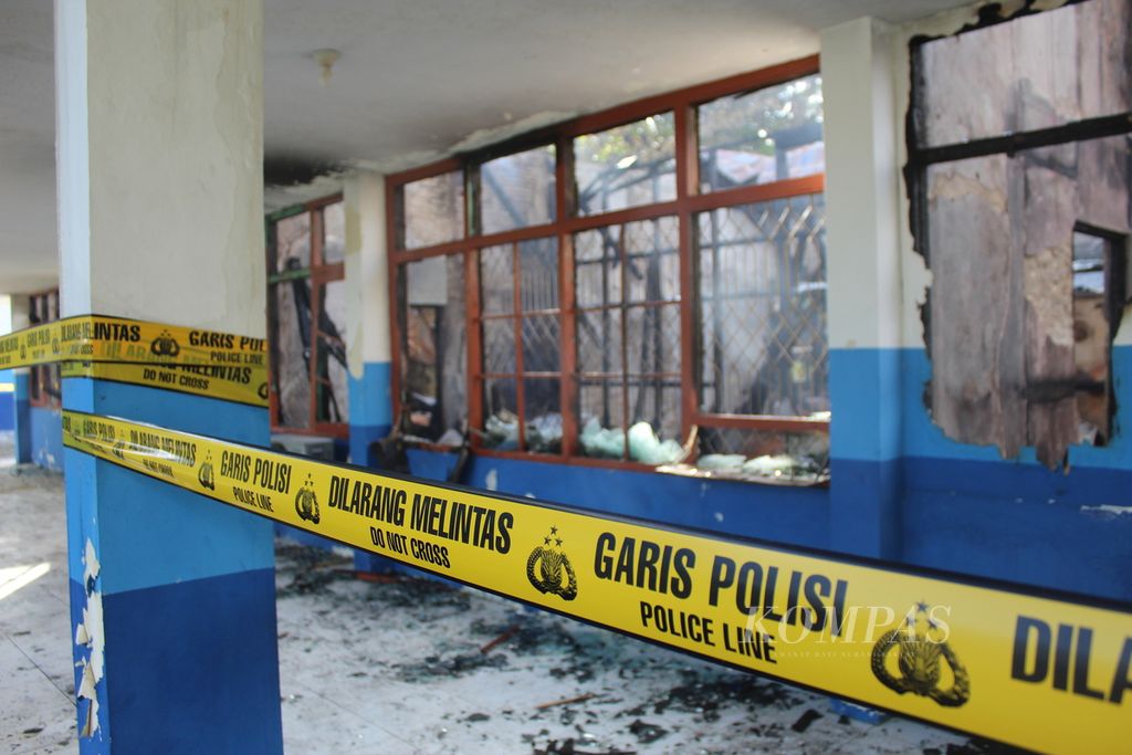 Garis polisi dipasang di lokasi gedung terbakar di LPPM Universitas Palangkaraya (UPR), Kalimantan Tengah, Rabu (22/3/2023). Empat ruangan di gedung itu ludes terbakar.
