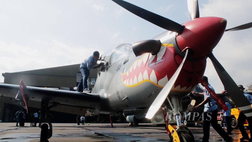 Personnel from the 22nd Technical Squadron at Abdulrachman Saleh Airbase in Malang, East Java, washed the tactical fighter plane Super Tucano in front of the aircraft hangar on Monday (31/7/2017). The activity is part of the 57th anniversary of the Technical Air Squadron, which is celebrated every July 31st.