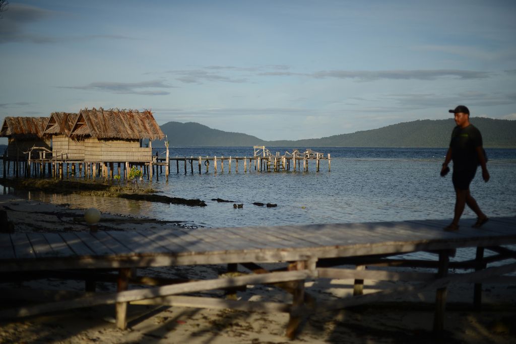 Sejumlah rumah penginapan warga yang dibangun di pantai Pulau Arborek, Distrik Meosmansar, Raja Ampat, Papua Barat, Minggu (30/5/2021). Usaha rumah penginapan yang dikelola warga mengandalkan kunjungan wisatawan sebagai sumber pendapatan utama.