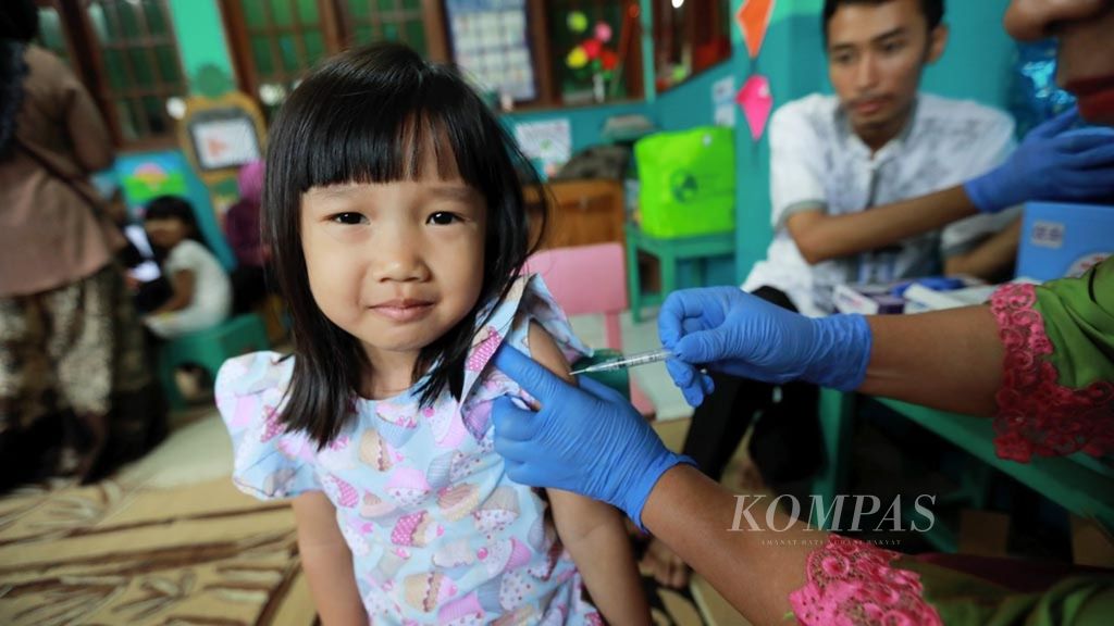 Petugas medis dari Puskesmas Kelurahan Pondok Kelapa, Jakarta, memberikan vaksin difteri kepada para siswa TK Al-Muhajirin, Jumat (19/10/2018). Outbreak Response Immunization (ORI) difteri dilakukan pemerintah serentak di 11 provinsi sejak Desember 2017 menyusul kasus kejadian luar biasa difteri pada 2017. ORI difteri tahap lanjutan ini menjadi bagian yang tidak terpisahkan dari imunisasi difteri lengkap secara keseluruhan.