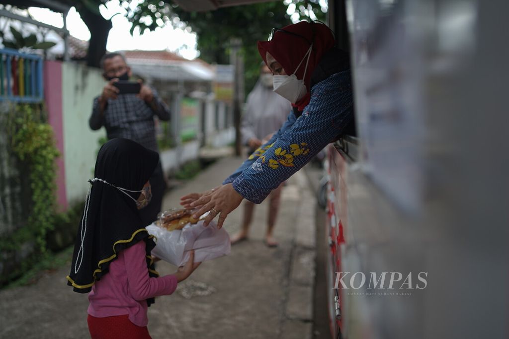 Murid PAUD Mawar Sandi Manggarai, Jakarta, menerima donasi makanan dari relawan Dapur Pangan Foodbank of Indonesia, pada Kamis (28/5/2022) sore. Donasi yang berwujud satu porsi nasi dan lauk pauk serta roti manis dan susu merupakan hasil donasi makanan berlebih dari pasar dan toko roti terkemuka yang dikumpulkan oleh lembaga nonprofit Foodbank of Indonesia (FOI).