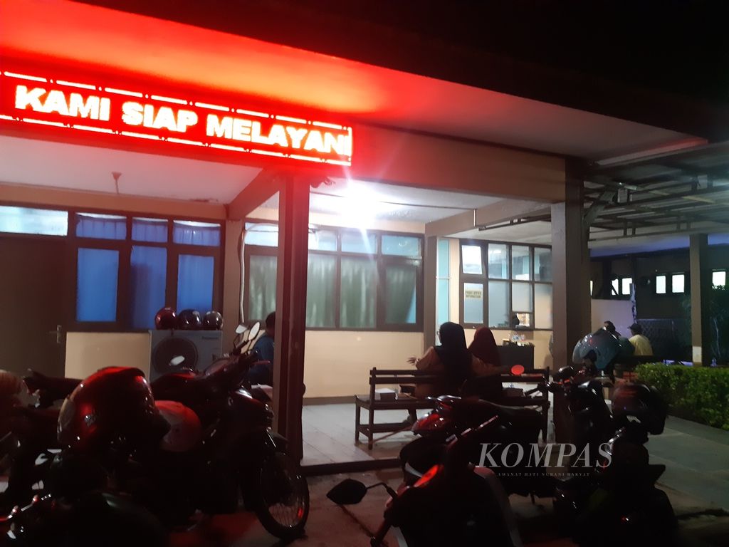 Suasana di sekitar kamar jenazah di Rumah Sakit Daerah Gunung Jati, Kota Cirebon, Jawa Barat, Selasa (9/4/2024) malam. Sejumlah orang menunggu kabar terkait empat jenazah yang diduga meninggal dalam <i>septic tank</i> CSB Mall pada Selasa siang.