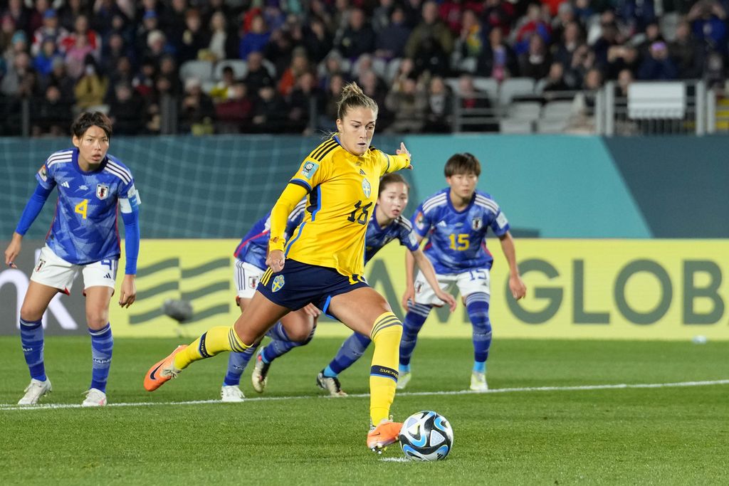 Gelandang Swedia Filippa Angeldahl mencetak gol kedua Swedia ke gawang Jepang lewat titik penalti pada laga perempat final Piala Dunia Putri 2023 di Stadion Eden Park, Auckland, Selandia Baru, Jumat (11/8/2023).