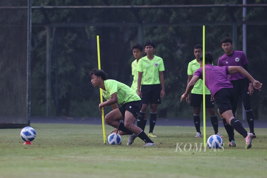 Anggota tim nasional Indonesia U-16 berlatih di Lapangan Universitas Negeri Yogyakarta, Yogyakarta, Selasa (2/8/2022). Tim tersebut terus berlatih untuk mempersiapkan fisik dan strategi dalam menghadapi lawan pada laga Piala AFF U-16. Pekan ini timnas Indonesia U-16 akan berhadapan dengan timnas Singapura dan Vietnam.