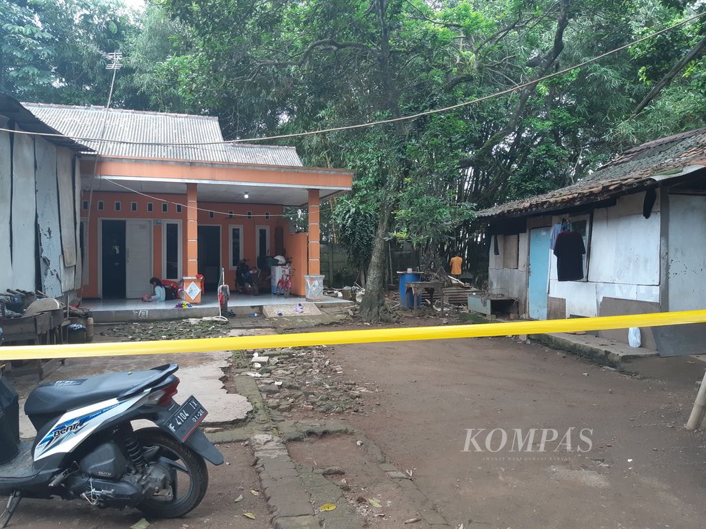 Garis pembatas masih dipasang di area ledakan gudang amunisi di Desa Parung Pinang, Desa Ciangsana, Kecamatan Gunung Putri, Kabupaten Bogor Jawa Barat,, Senin (1/4/2024). 