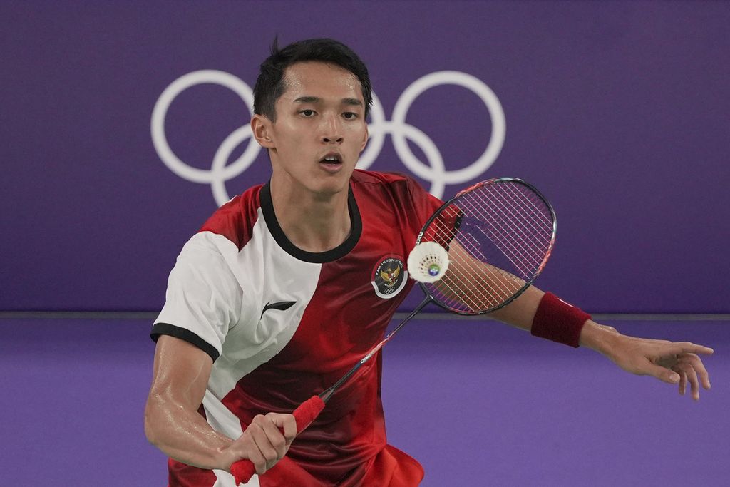 Jonatan Christie saat bertanding melawan wakil India, Lakshya Sen, pada babak grup bulu tangkis Olimpiade Paris 2024 di Porte de la Chapelle Arena, Paris, Rabu (31/7/2024). Jonatan tersingkir setelah kalah dari Sen.