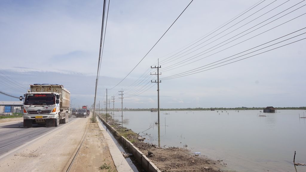 Jalan Raya Tuban-Gresik (jalur pantura) yang berada di tepi hamparan tambak garam di Gresik, Jawa Timur, saat diabadikan pada Jumat (6/3/2020).