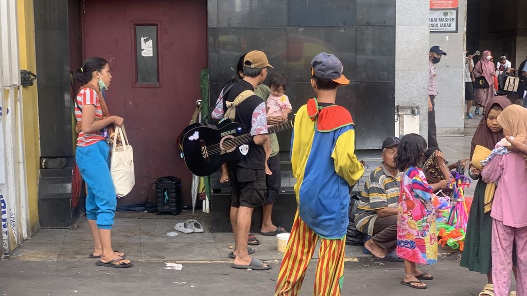 Sejumlah pemerlu pelayanan kesejahteraan sosial di kawasan Pasar Tanah Abang, Jakarta Pusat, Selasa (28/3/2023).