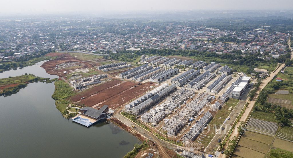 Foto aerial proyek pembangunan rumah tapak di kawasan Cisauk, Kabupaten Tangerang, Banten, Minggu (25/6/2023). Proyek properti perumahan tapak tumbuh subur di kawasan tersebut karena ketersediaan lahan yang masih memadai.