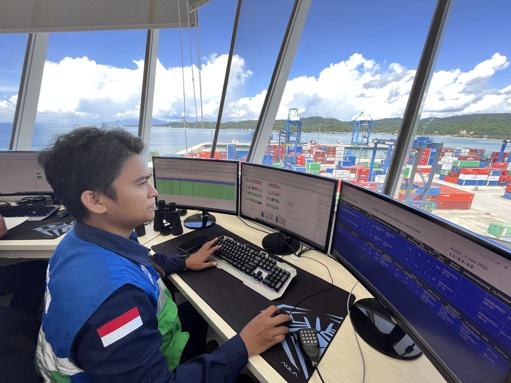 Muhtamar, petugas menara kontrol Kendari New Port, mengawasi pembongkaran peti kemas di Kendari, Sulawesi Tenggara, Kamis (9/6/2022).