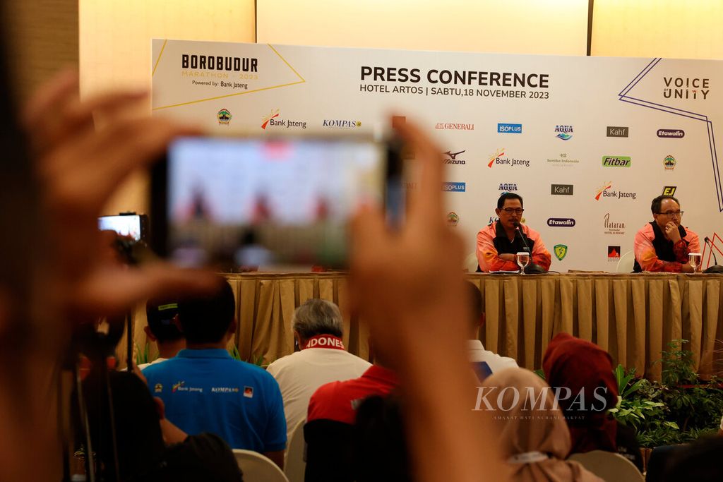 Penjabat Gubernur Jawa Tengah Nana Sudjana (kiri) dan Wakil Pemimpim Umum <i>Kompas </i>Budiman Tanuredjo memberikan sambutan pada konferensi pers penyelenggaraan Borobudur Marathon 2023 di Hotel Grand Artos, Kota Magelang Jawa Tengah, Sabtu (17/11/2023). 