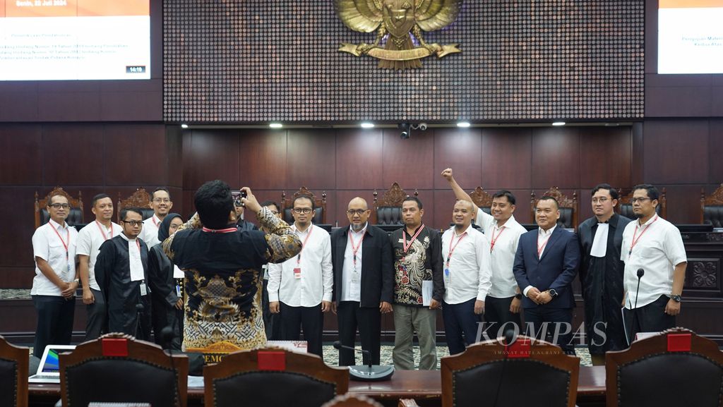 Para mantan pegawai KPK yang tergabung dalam IM57+ Institute bersama tim kuasa hukumnya berfoto bersama seusai sidang perdana pengujian materiil UU Nomor 19 Tahun 2019 di Mahkamah Konstitusi, Jakarta, Senin (22/7/2024). 