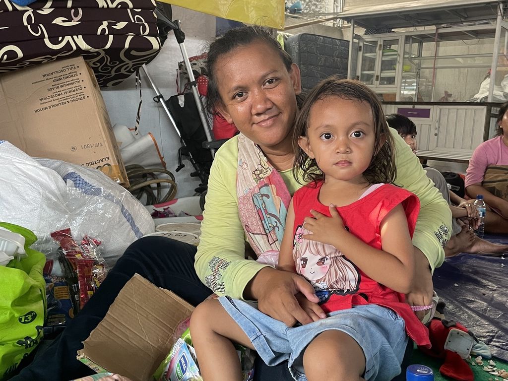 Rahma (32) berpose dengan anaknya, Khanza (4), di posko pengungsian yang didirikan warga RT 012 RW 009 Rawa Badak Selatan, Koja, Jakarta Utara, Selasa (7/3/2023).