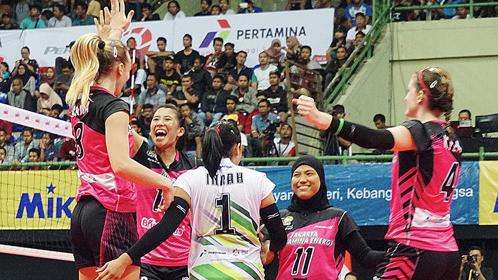 Selebrasi dilakukan tim putri Pertamina Energi seusai menyapu bersih dua pertandingan seri pertama yang berlangsung di GOR Universitas Negeri Yogyakarta, Minggu (21/1). Pada laga kedua, Pertamina mengalahkan tim putri Gresik Petrokimia  3-0 (25-13, 25-18, 25-13).