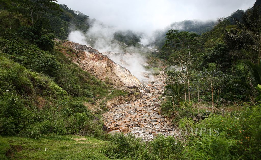 Sumber panas bumi di dekat Sungai Wae Kokor di Manggarai, Nusa Tenggara Timur.