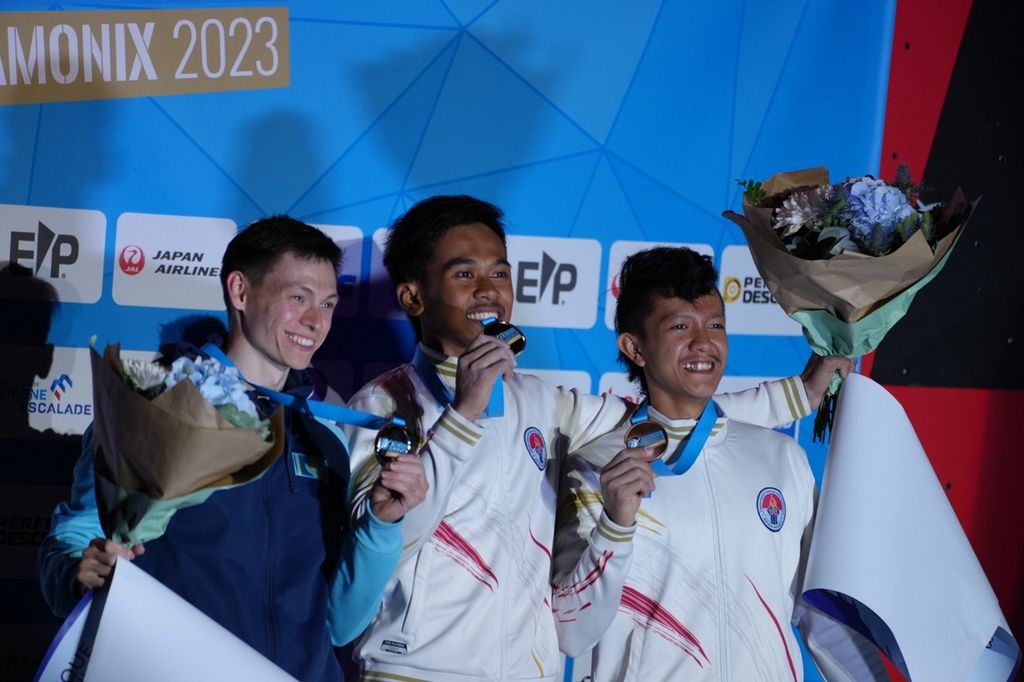 Pemanjat Indonesia Rahmad Adi Mulyono (tengah) dan Raharjati Nursamsa (kanan) saat naik podium nomor speed putra Piala Dunia Panjat Tebing IFSC 2023 seri Chamonix, Perancis, Minggu (9/7/2023). Rahmad meraih emas usai melakukan pertarungan sengit dengan pemanjat Kazakhstan Rishat Khaibullin. Sementera itu, Raharjati meraih perunggu. 