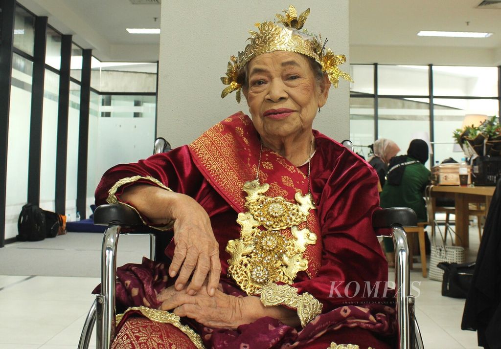 Ayu Manit (82), pegiat seni tradisi tari Kain Kromong dari Mandiangin Tuo, Jambi, tampil dalam Panggung Maestro 2024 di Taman Ismail Marzuki, Jakarta, Sabtu (9/3/2024).