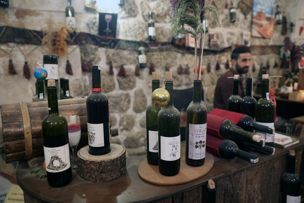 Botol-botol anggur Asiria atau Asyur produksi Yuhanna Aktas di sebuah toko di Mardin, Turki, 19 Oktober 2021. Anggur tersebut buatan komunitas minoritas Kriten Asiria, sekitar 50 kilometer dari perbatas Suriah.  (Photo by Adem ALTAN / AFP)