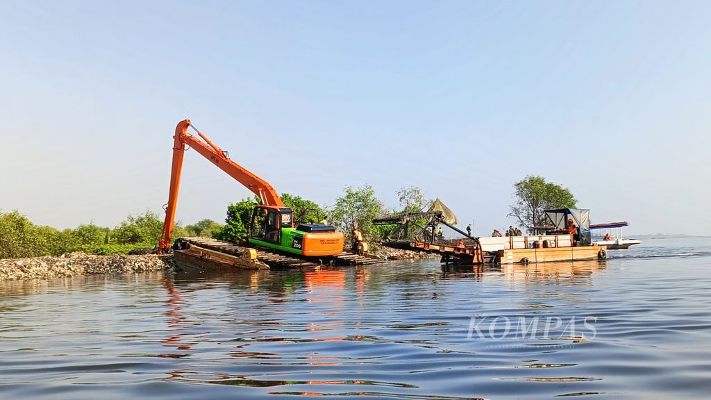 Alat berat dan kapal pengeruk sampah menyisir Muara Kali Adem, Penjaringan, Jakarta Utara, untuk membersihkan sampah, Sabtu (7/9/2024).