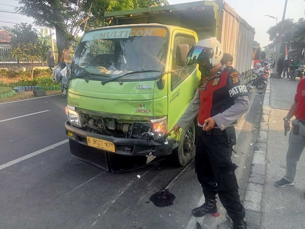 Polisi memeriksa sebuah truk pengangkut bata hebel yang menabrak 5 motor di ruas Jalan Raya Lenteng Agung, Jagakarsa, Jakarta Selatan, pada Selasa (22/8/2023).