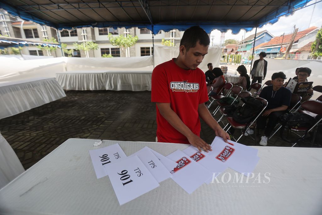 Mahasiswa yang bertugas sebagai petugas Kelompok Penyelenggara Pemungutan Suara (KPPS) menyiapkan TPS 901 di kompleks Asrama Ratnaningsih Kinanti, Kabupaten Sleman, Daerah Istimewa Yogyakarta, Selasa (13/2/2024). 