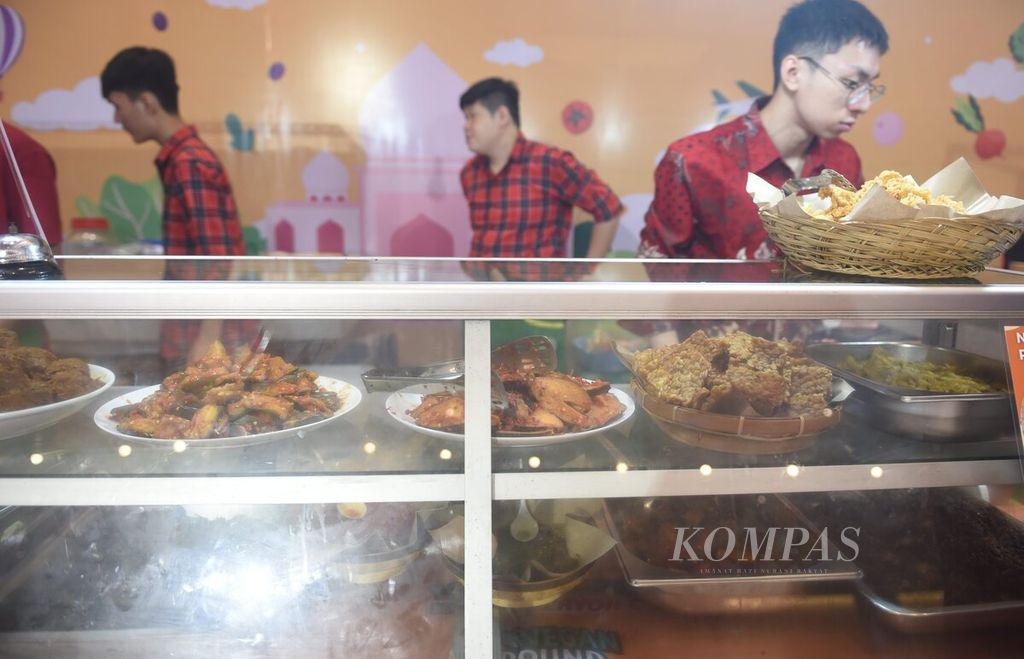 Beragam menu vegan dijual di salah satu stan peserta Vegan Festival 2024 di Grand City, Surabaya, Jawa Timur, Kamis (25/1/2024). Festival yang diikuti 102 pengusaha kuliner vegan ini berlangsung hingga 28 Januari 2024.  