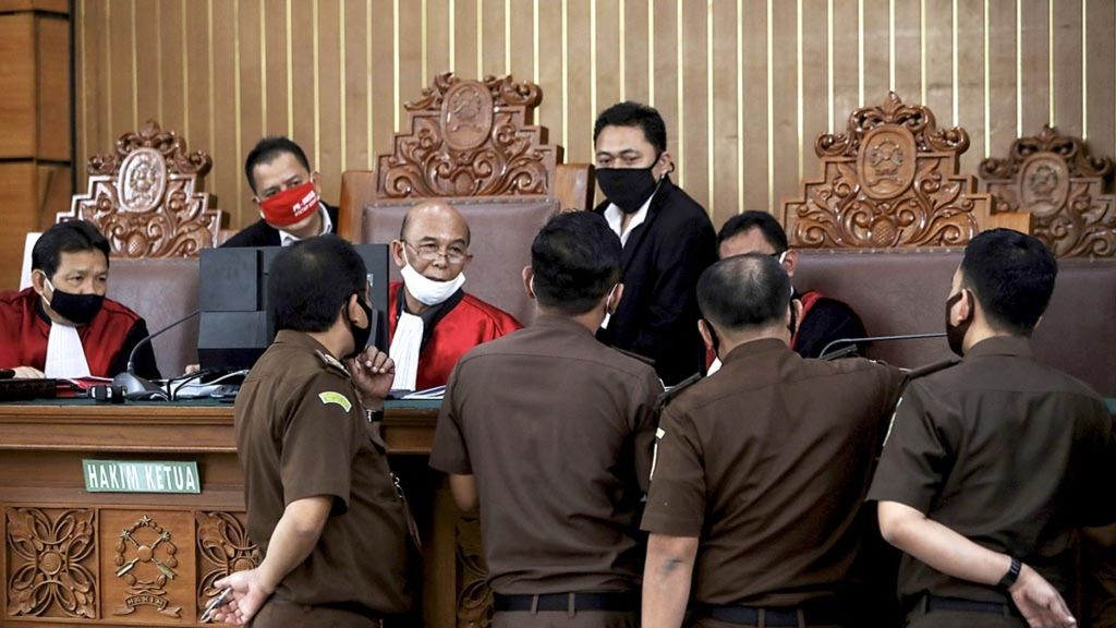 Hakim berdiskusi dengan jaksa penuntut umum saat persidangan permohonan peninjauan kembali (PK) yang diajukan narapidana kasus <i>cessie</i> Bank Bali, Joko Tjandra, di Pengadilan Negeri Jakarta Selatan, Senin (27/7/2020). Pada persidangan itu, hakim tidak secara jelas dan tegas menerima atau menolak PK yang diajukan Joko Tjandra yang buron sejak tahun 2009.