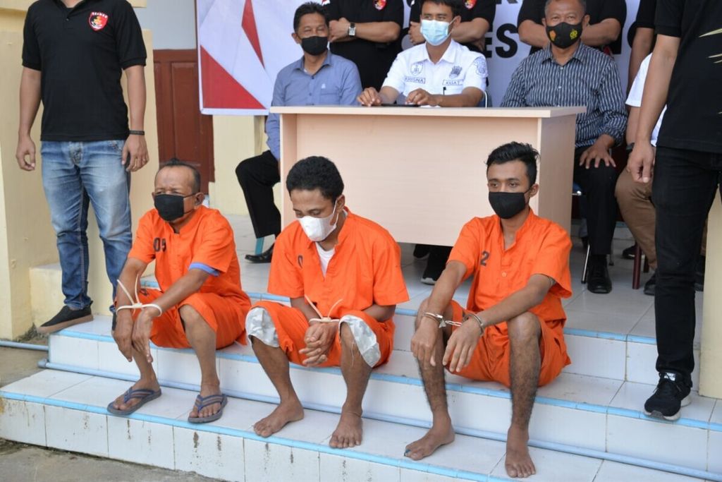 Tiga pelaku pemerkosaan terhadap anak dihadirkan dalam konferensi pers di Polres Langsa, Aceh, Kamis (14/10/2021). Kasus kekerasan seksual pada anak di Aceh terus terjadi
