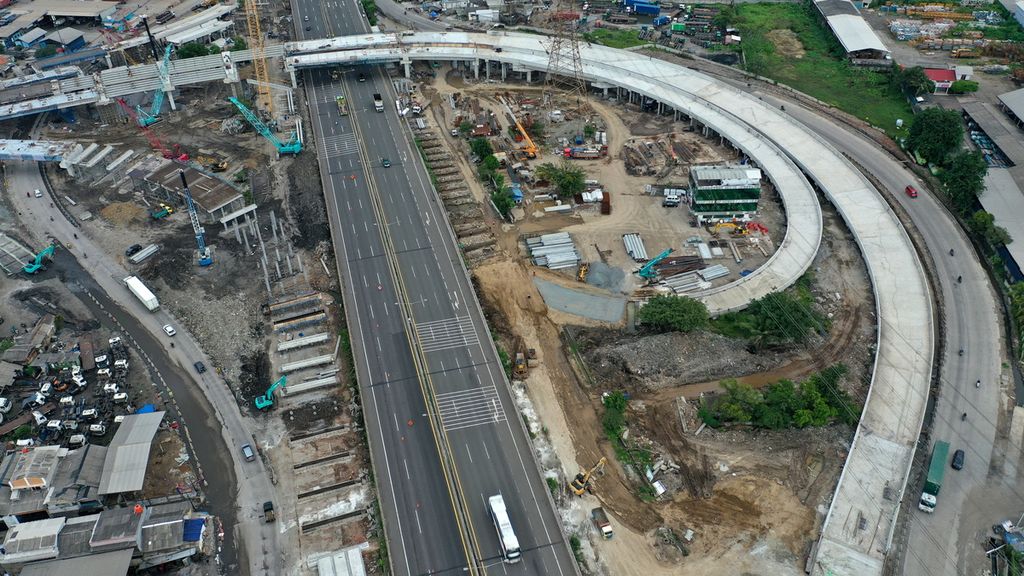 Foto udara pembangunan Simpang Susun Cilincing pada proyek Jalan Tol Cibitung-Cilincing seksi 4 ruas Tarumajaya-Cilincing sepanjang 7,29 kilometer di Cilincing, Jakarta Utara, Minggu (8/1/2023). 