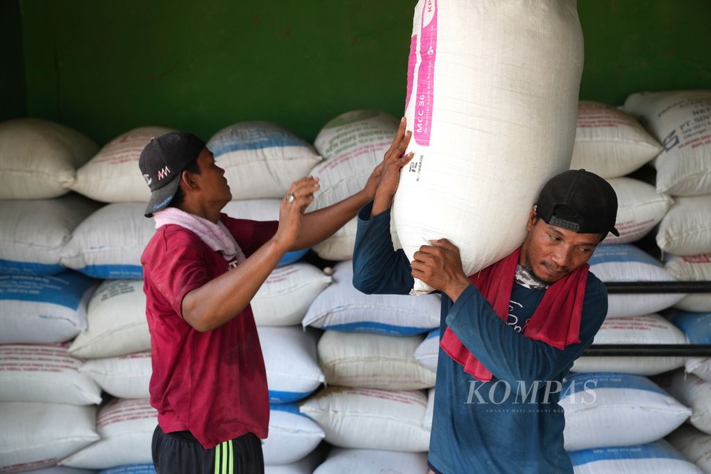 Pekerja mengangkut gabah untuk dimasukkan ke dalam mesin penggilingan padi di Desa Sukamaju, Kecamatan Tambelang, Kabupaten Bekasi, Jawa Barat, Selasa (4/6/2024). 