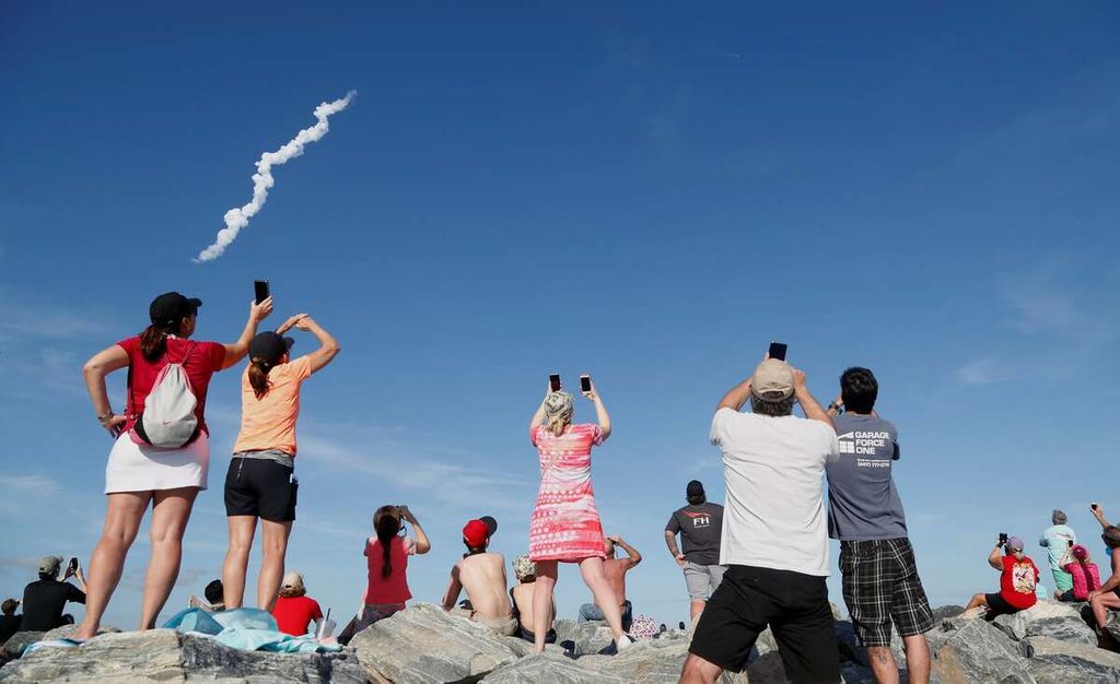 Warga Cocoa Beach, Florida, Amerika Serikat, menonton peluncuran pertama roket Falcon Heavy milik perusahaan SpaceX yang dipimpin Elon Musk pada 6 Februari 2018.
