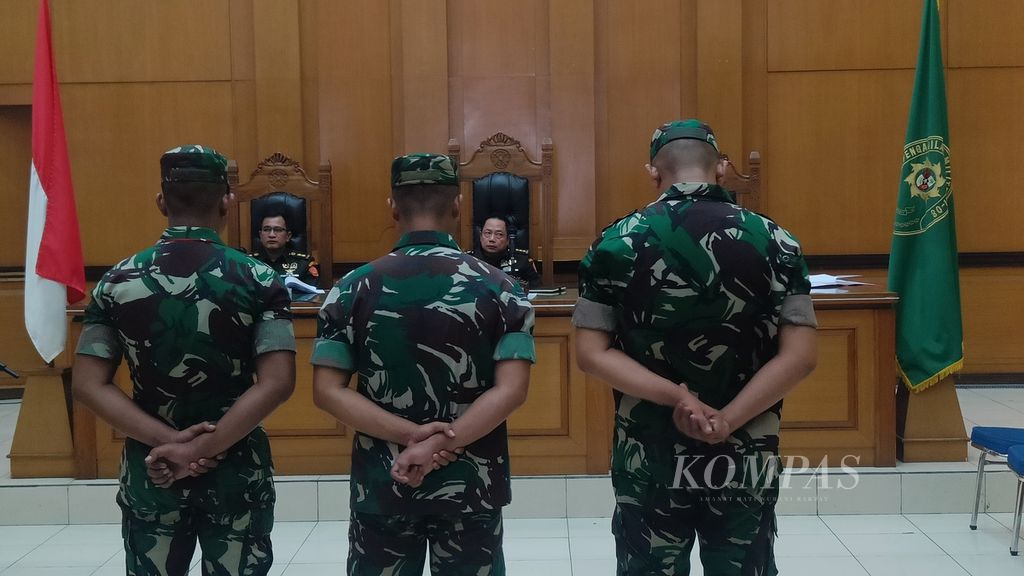 Terdakwa anggota Paspampres, Prajurit Kepala (Praka) Riswandi Manik, bersama prajurit TNI lainnya, Praka Heri Sandi dan Praka Jasmowir (dari kanan ke kiri), menjalani persidangan pertama di Pengadilan Militer II-08 Jakarta, Senin (30/10/2023).