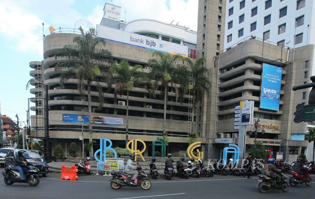 Kondisi Gedung De Eerste Nederlandsch-Indische Spaarkas (DENIS) yang saat ini digunakan sebagai Kantor Cabang Utama Bank BJB di Kota Bandung, Jawa Barat, Jumat (18/9/2021). Bangunan tersebut merupakan salah satu bangunan bergaya Art Deco di Bandung.
