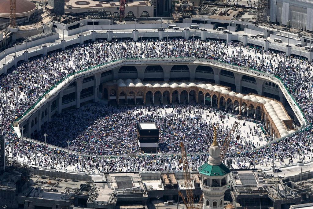 Foto dari udara ini memperlihatkan Kabah, dikelilingi anggota jemaah haji yang sedang tawaf, di Masjidil Haram, Mekkah, Arab Saudi, pada musim haji, Senin (17/6/2024). 