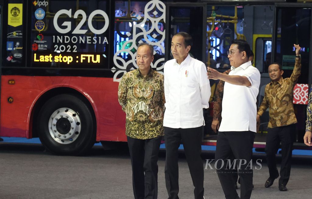 Presiden Joko WIdodo mengunjungi Periklindo Electric Vehicle Show (PEVS) yang berlangsung di Jiexpo, Kemayoran, Jakarta, Jumat (3/5/2024). Presiden didampingi Menteri Perindustrian Agus Gumiwang Kartasasmita (kiri), Menteri Investasi/Kepala Badan Koordinasi Penanaman Modal (BKPM) Bahlil Lahadalia (kanan, belakang), serta Kepala Staf Kepresidenan (KSP) Moeldoko (kedua dari kanan). Dalam kunjungannya, Presiden Jokowi mengatakan, pameran tersebut dapat menjaga ekosistem kendaraan listrik dalam rangka mempercepat terwujudnya industri hijau di Tanah Air. 