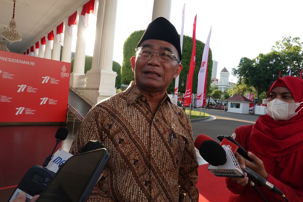  Menteri Koordinator Bidang Pembangunan Manusia dan Kebudayaan Muhadjir Effendy seusai dipanggil Presiden Joko Widodo, Jumat (19/8/2022) sore.