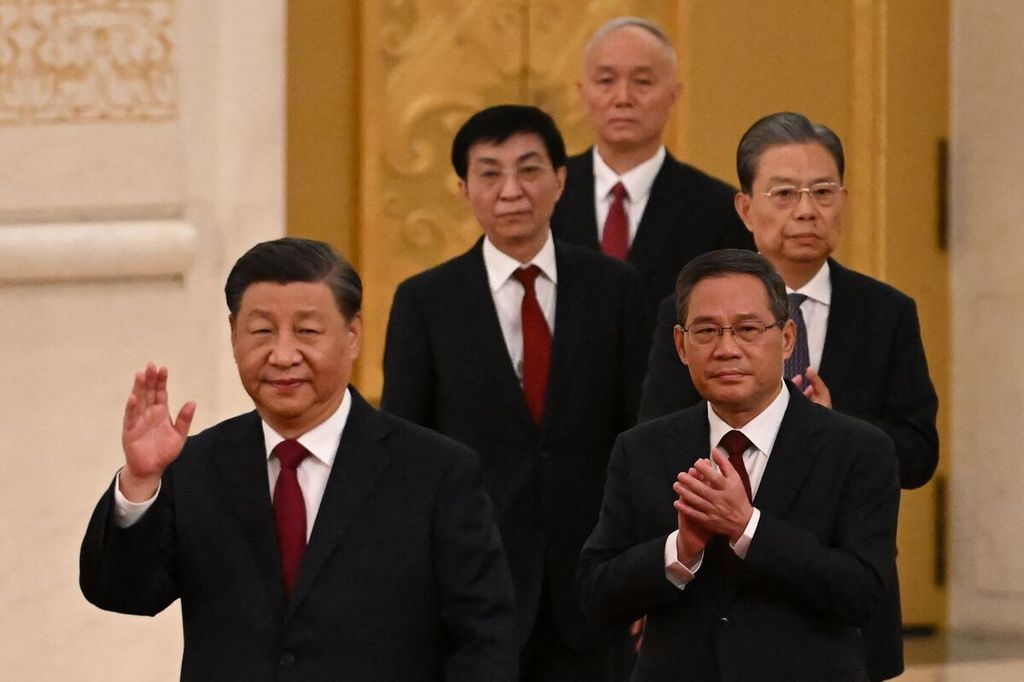Li Qiang (kanan, depan), anggota baru Komite Tetap Politbiro Partai Komunis China yang digadang-gadang menjadi perdana menteri (PM) baru China, berjalan di belakang Presiden China Xi Jinping saat dipertemukan dengan media di gedung Balai Agung Rakyat di Beijing, China, 23 Oktober 2023. 