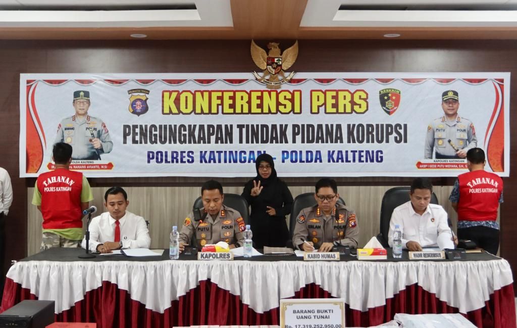 Pejabat Polres Katingan dan Polda Kalteng gelar jumpa media dan mengungkap kasus dugaan korupsi bantuan peremajaan sawit yang nilainya mencapai Rp 27 miliar di Katingan, Kalteng, Selasa (8/8/2023).