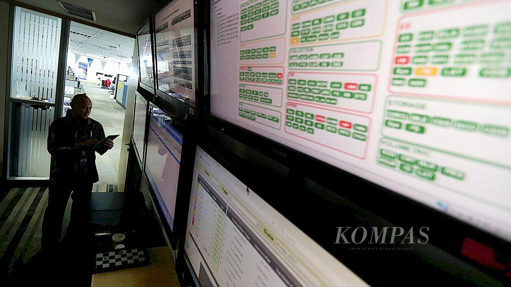 Petugas memantau sistem keamanan teknologi informasi XL di ruang monitoring Graha XL, Jakarta, Senin (15/5). Untuk mengantisipasi serangan virus, XL melakukan langkah-langkah antisipasi. Salah satunya adalah dengan secara rutin memperbarui sistem antivirus.