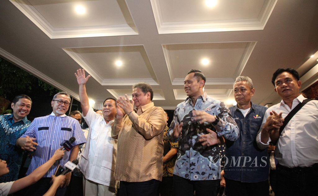 The General Chairman of the Gerindra Party, who is also the presidential candidate of the Indonesian Forward Coalition, Prabowo Subianto, along with the general chairmen of his supporting parties, gathered at Kertanegara House in Kebayoran Baru, South Jakarta, on Sunday evening (22/10/2023).