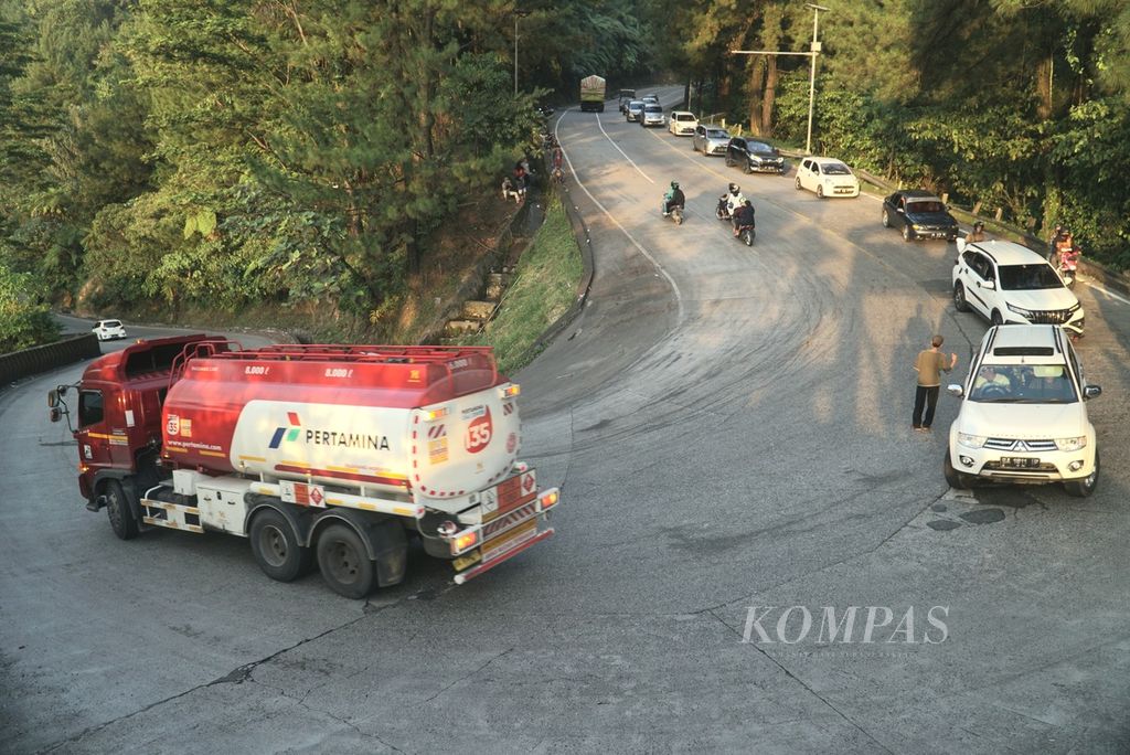 The traffic atmosphere at Panorama I Sitinjau Lauik bend, on the Padang-Solok national road, Lubuk Kilangan District, Padang City, West Sumatra, on Sunday (3/7/2022).