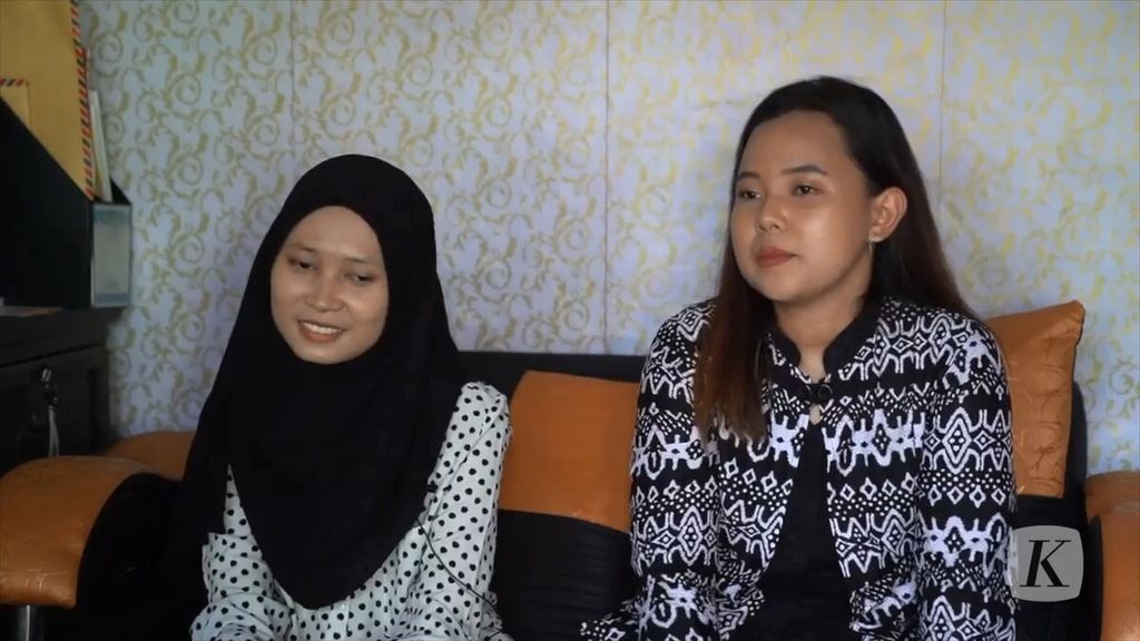 Elsa Khania Rimansyah (22) dan Stephanie Aprilia (22) saat diwawancari di rumah Elsa pada Kamis (9/7/2022) di Ranca Bungur, Kabupaten Bogor, Jawa Barat. Mereka berdua bisa berkuliah di Universitas Terbuka karena mendapat beasiswa Bidikmisi.