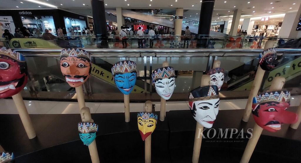 Mask decorations decorate the entrance of Solo Paragon Mall, Surakarta City, Central Java, Thursday (11/8/2022). The Indonesian Shopping Center Management Association (APPBI) held the 2022 Indonesia Shopping Festival (ISF) which was attended by 388 APPBI member malls throughout Indonesia. In addition to offering shopping discounts of up to 77 percent, ISF also presented local products and MSMEs.